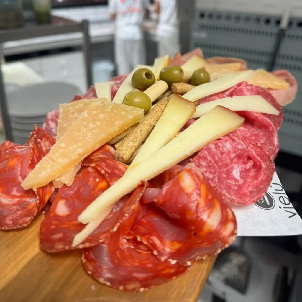 Tabla de embutidos — selección de productos italianos